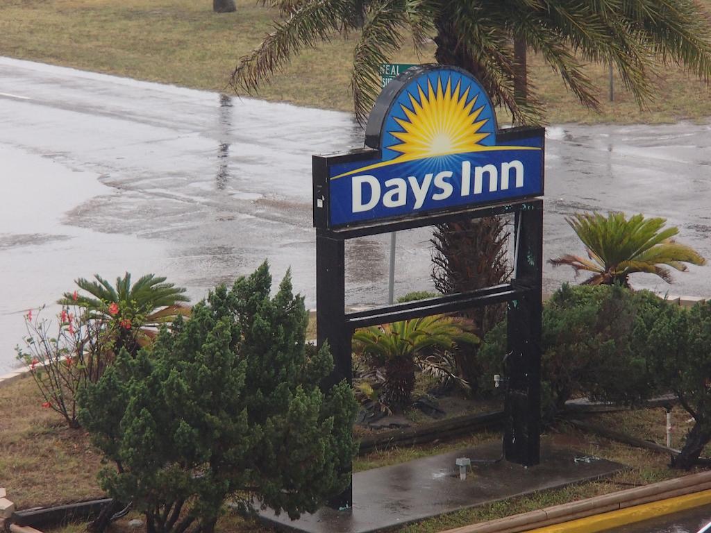 Days Inn By Wyndham Corpus Christi Beach Exterior photo